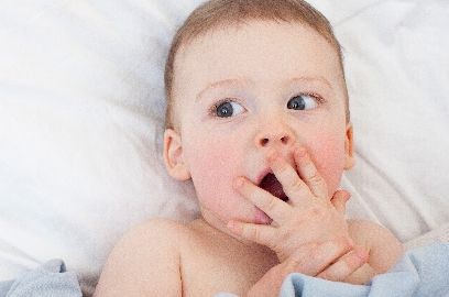 何でも口に入れる赤ちゃんの危険