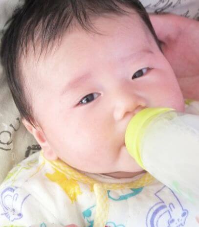 哺乳瓶でミルクを飲む赤ちゃん
