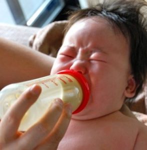 哺乳瓶の授乳を嫌がる赤ちゃん
