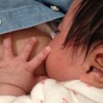 幸せそうに母乳をもらう赤ちゃん