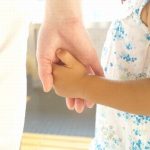 手をつなぐ親子