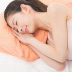 睡眠中の女性