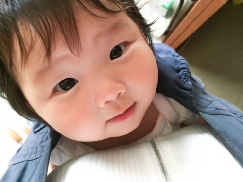 抱っこひもで抱えられる赤ちゃん
