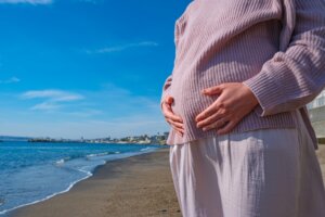 将来を夢見ている妊婦さん