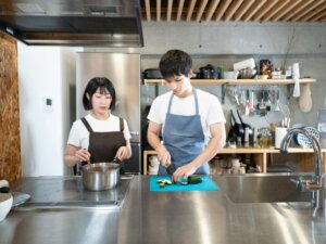 パパが主導で料理をしていてママも手伝っている