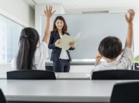 子供が授業で進んで手を挙げる