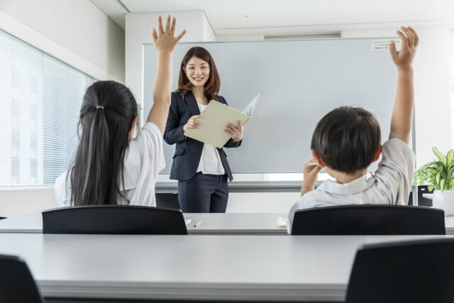 子供が授業で進んで手を挙げる