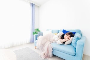 疲れたからソファーで仮眠するママ