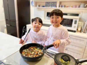 子供同士で料理にチャレンジする