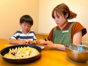 親子で食育として餃子を作る