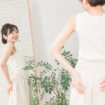 鏡で自分の体型を気にするママ