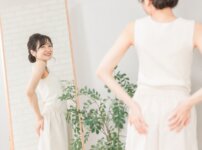 鏡で自分の体型を気にするママ