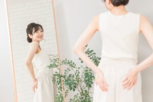 鏡で自分の体型を気にするママ