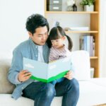 パパと一緒に絵本を読む