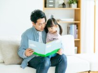 パパと一緒に絵本を読む