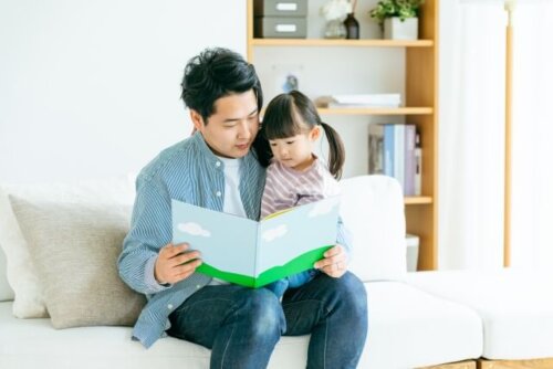 パパと一緒に絵本を読む