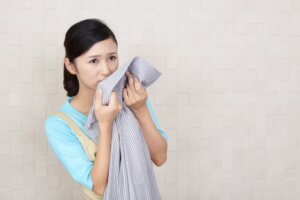 シャツの襟もとのにおいが気になる