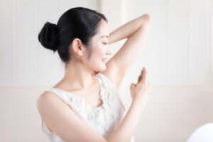 デオドラントスプレーでわきのにおいを消臭する