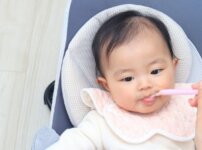 よだれかけをして離乳食を食べる