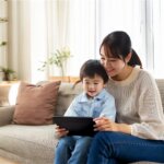 幼児教育としてタブレットで知育アプリで楽しむ親子