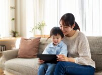 幼児教育としてタブレットで知育アプリで楽しむ親子