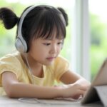 タブレット学習をする子供