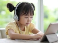 タブレット学習をする子供
