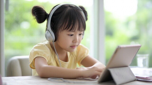タブレット学習をする子供