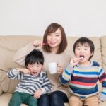 家族みんなで歯ブラシを使って歯磨き