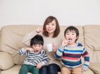 家族みんなで歯ブラシを使って歯磨き
