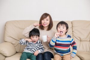 家族みんなで歯ブラシを使って歯磨き