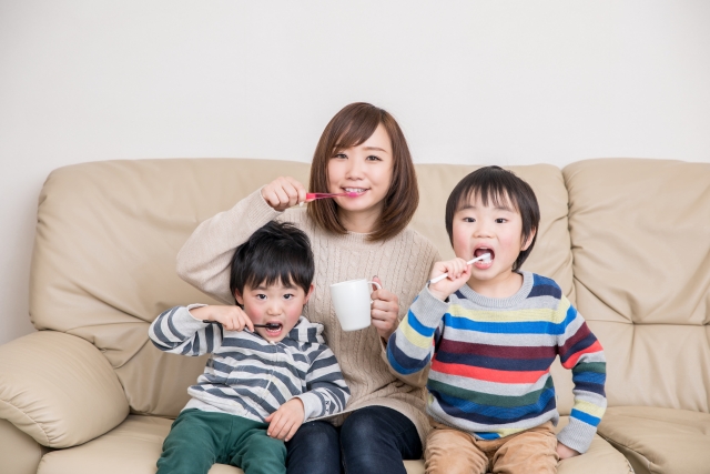 家族みんなで歯ブラシを使って歯磨き