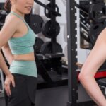 鏡で自分のお尻を気にする女性