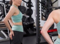 鏡で自分のお尻を気にする女性