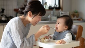 離乳食を与えるママ