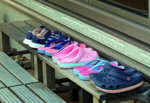 子供たちの履物にサンダルがたくさんある