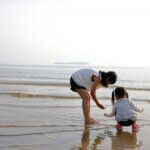 海で遊ぶ子供たち