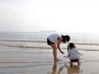 海で遊ぶ子供たち