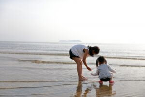 海で遊ぶ子供たち
