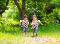 子供同士でかけっこ