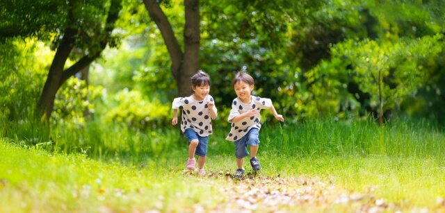 子供同士でかけっこ