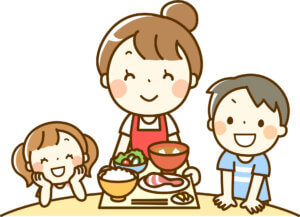 おいしそうな食事を家族で一緒に食べる