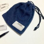 お名前シールを張る