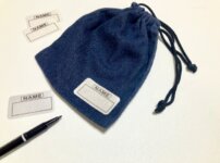 お名前シールを張る